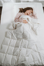 Lade das Bild in den Galerie-Viewer, Sommer Daunen Bettdecke 155x220 cm