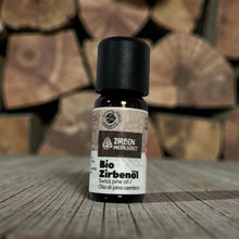 Lade das Bild in den Galerie-Viewer, Bio Zirbenöl von Zirben Werkstatt in kleiner Braunglasflasche mit schwarzem Tropfverschluss und Bio-Garantie-Siegel, freigestellt auf weißem Hintergrund