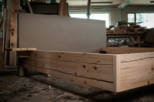 Lade das Bild in den Galerie-Viewer, Massivholzbett ZIRBE