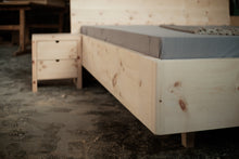 Lade das Bild in den Galerie-Viewer, Massivholzbett ZIRBE