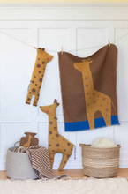 Lade das Bild in den Galerie-Viewer, Kinder Kuscheldecke Giraffe Decke in Puppe Geschenkidee