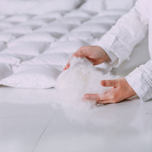 Lade das Bild in den Galerie-Viewer, Hochwertige Daunen Füllung Warme Winterbettdecke