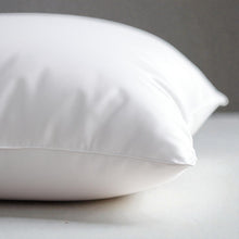 Lade das Bild in den Galerie-Viewer, Luxus Daunen Kopfkissen 80x80 cm – weich, kuschelig & Made in Germany