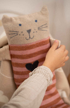 Lade das Bild in den Galerie-Viewer, Kinder Kuscheldecke Katze Decke in Puppe Geschenkidee
