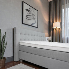Lade das Bild in den Galerie-Viewer, Luxus Boxspringbett grau – gepolstertes Kopfteil mit Chesterfield-Steppung, elegantes Design für modernes Schlafzimmer
