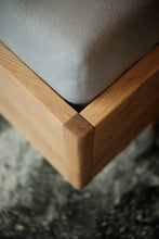 Lade das Bild in den Galerie-Viewer, Massivholzbett Eiche light
