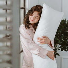 Lade das Bild in den Galerie-Viewer, Seitenschläferkissen 145 cm – ergonomisch, allergikergeeignet &amp; Made in Germany
